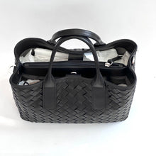 Carica l'immagine nel visualizzatore di Gallery, Borsa a bauletto con intreccio fatto a mano