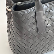 Carica l'immagine nel visualizzatore di Gallery, Borsa a bauletto con intreccio fatto a mano