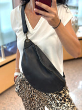 Carica l'immagine nel visualizzatore di Gallery, Marsupio piccolo in pelle vintage