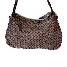 Carica l'immagine nel visualizzatore di Gallery, Borsa a sacca in pelle intrecciata con manico intrecciato