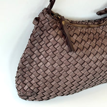 Carica l'immagine nel visualizzatore di Gallery, Borsa a sacca in pelle intrecciata con manico intrecciato