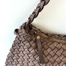Carica l'immagine nel visualizzatore di Gallery, Borsa a sacca in pelle intrecciata con manico intrecciato