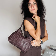 Carica l'immagine nel visualizzatore di Gallery, Borsa a sacca in pelle intrecciata con manico intrecciato