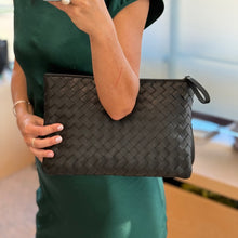 Carica l'immagine nel visualizzatore di Gallery, Busta con tracolla con intreccio fatto a mano