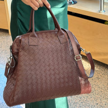 Carica l'immagine nel visualizzatore di Gallery, Borsa a due manici con tracolla in pelle intrecciata a mano