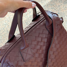 Carica l'immagine nel visualizzatore di Gallery, Borsa a due manici con tracolla in pelle intrecciata a mano