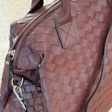 Carica l'immagine nel visualizzatore di Gallery, Borsa a due manici con tracolla in pelle intrecciata a mano