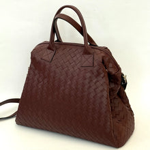 Carica l'immagine nel visualizzatore di Gallery, Borsa a due manici con tracolla in pelle intrecciata a mano