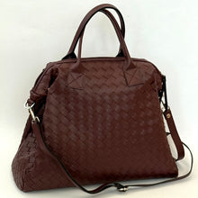 Carica l'immagine nel visualizzatore di Gallery, Borsa a due manici con tracolla in pelle intrecciata a mano