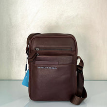 Carica l'immagine nel visualizzatore di Gallery, Borsello grande in pelle Piquadro