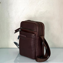 Carica l'immagine nel visualizzatore di Gallery, Borsello grande in pelle Piquadro