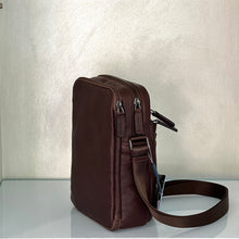 Carica l'immagine nel visualizzatore di Gallery, Borsello grande in pelle Piquadro
