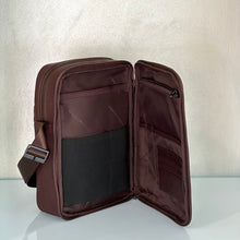 Carica l'immagine nel visualizzatore di Gallery, Borsello grande in pelle Piquadro