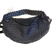 Carica l'immagine nel visualizzatore di Gallery, Borsa a sacca mezzaluna in pelle intrecciata con manico intrecciato