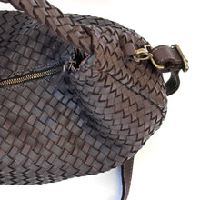Carica l'immagine nel visualizzatore di Gallery, Borsa a sacca mezzaluna in pelle intrecciata con manico intrecciato