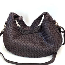 Carica l'immagine nel visualizzatore di Gallery, Borsa a sacca mezzaluna in pelle intrecciata con manico intrecciato
