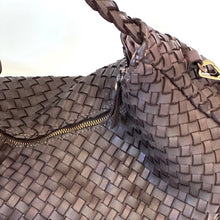 Carica l'immagine nel visualizzatore di Gallery, Borsa a sacca mezzaluna in pelle intrecciata con manico intrecciato