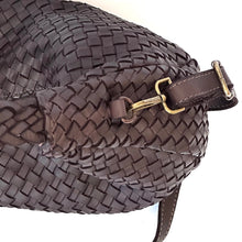 Carica l'immagine nel visualizzatore di Gallery, Borsa a sacca mezzaluna in pelle intrecciata con manico intrecciato