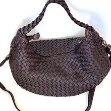 Carica l'immagine nel visualizzatore di Gallery, Borsa a sacca mezzaluna in pelle intrecciata con manico intrecciato