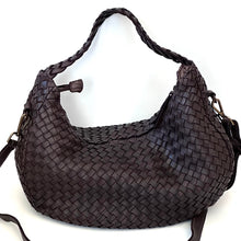 Carica l'immagine nel visualizzatore di Gallery, Borsa a sacca mezzaluna in pelle intrecciata con manico intrecciato