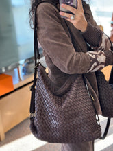 Carica l'immagine nel visualizzatore di Gallery, Sacca Zaino vintage in pelle intrecciata