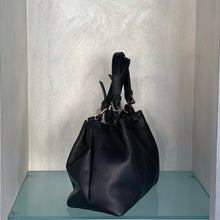 Carica l'immagine nel visualizzatore di Gallery, Borsa a due manici con pinces