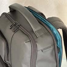 Carica l'immagine nel visualizzatore di Gallery, Piquadro zaino tessuto gommato impermeabile