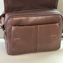 Carica l'immagine nel visualizzatore di Gallery, Piquadro tracolla uomo messenger in pelle
