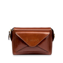 Carica l'immagine nel visualizzatore di Gallery, The Bridge camera case Frida
