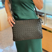 Carica l'immagine nel visualizzatore di Gallery, Busta con tracolla con intreccio fatto a mano