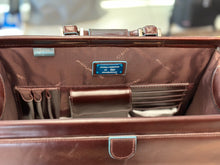 Carica l'immagine nel visualizzatore di Gallery, Piquadro borsa da medico