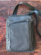 Carica l'immagine nel visualizzatore di Gallery, Piquadro borsello in pelle