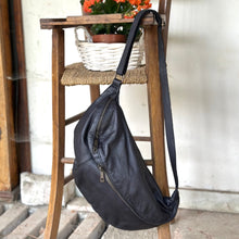 Carica l'immagine nel visualizzatore di Gallery, Marsupio grande in pelle vintage