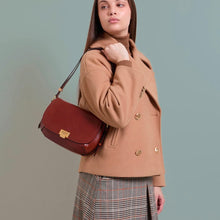 Carica l'immagine nel visualizzatore di Gallery, The Bridge borsa a tracolla con patta e chiusura accessorio art 04211401
