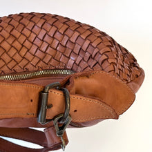 Carica l&#39;immagine nel visualizzatore di Gallery, Borsa a sacca in pelle intrecciata
