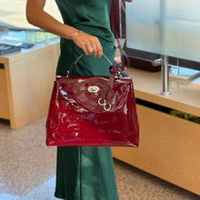Carica l&#39;immagine nel visualizzatore di Gallery, Borsa a trapezio in vernice glossy Mia Mioli
