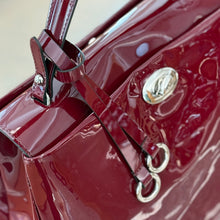 Carica l&#39;immagine nel visualizzatore di Gallery, Borsa a trapezio in vernice glossy Mia Mioli
