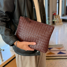Carica l&#39;immagine nel visualizzatore di Gallery, Pochette da polso in pelle intrecciata
