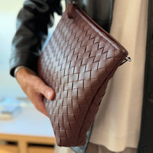 Carica l&#39;immagine nel visualizzatore di Gallery, Pochette da polso in pelle intrecciata
