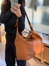 Carica l&#39;immagine nel visualizzatore di Gallery, Borsone da viaggio piccolo in pelle
