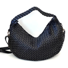 Carica l&#39;immagine nel visualizzatore di Gallery, Borsa a sacca mezzaluna in pelle intrecciata  con manico intrecciato
