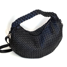 Carica l&#39;immagine nel visualizzatore di Gallery, Borsa a sacca mezzaluna in pelle intrecciata  con manico intrecciato
