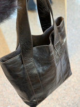 Carica l&#39;immagine nel visualizzatore di Gallery, Borsa shopping verticale aperta Mia Mioli
