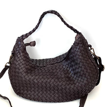 Carica l&#39;immagine nel visualizzatore di Gallery, Borsa a sacca mezzaluna in pelle intrecciata  con manico intrecciato

