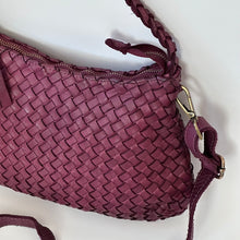Carica l&#39;immagine nel visualizzatore di Gallery, Borsa a sacca in pelle intrecciata  con manico intrecciato
