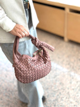 Carica l'immagine nel visualizzatore di Gallery, Borsa con nodo mini tote bag in pelle
