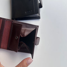 Carica l'immagine nel visualizzatore di Gallery, Portafoglio uomo piccolo in pelle con bottone e porta monete a pozzetto
