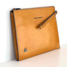 Carica l'immagine nel visualizzatore di Gallery, Piquadro Pochette uomo sottile porta iPad® Blue Square AC6510B2 giallo
