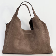 Carica l'immagine nel visualizzatore di Gallery, Loristella borsa Serena grande in suede tortora

