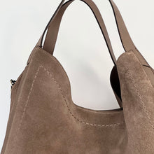 Carica l'immagine nel visualizzatore di Gallery, Loristella borsa Serena grande in suede tortora
